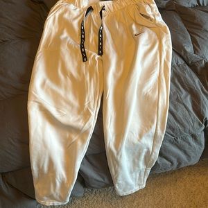 White Nike woman’s small sweatpants